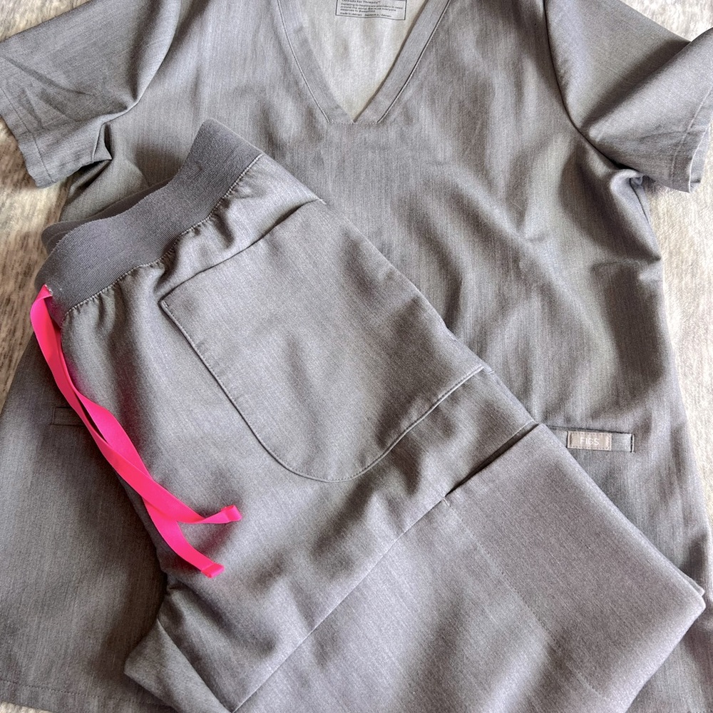 💕Figs scrub set with limited edition 9 pocket jogger pants💕